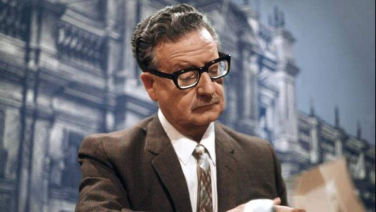 El 11 de septiembre de 1973, el entonces presidente de Chile, Salvador Allende, murió durante el golpe de Estado y posterior bombardeo al Palacio de la Moneda en Santiago de Chile perpetrado por Augusto Pinochet. Aunque la versión oficial de la instaurada Junta Militar reiteró que él se quitó la vida, esa teoría fue descartada por sus seguidores y a día de hoy sigue sin estar aclarado. Foto: AFP