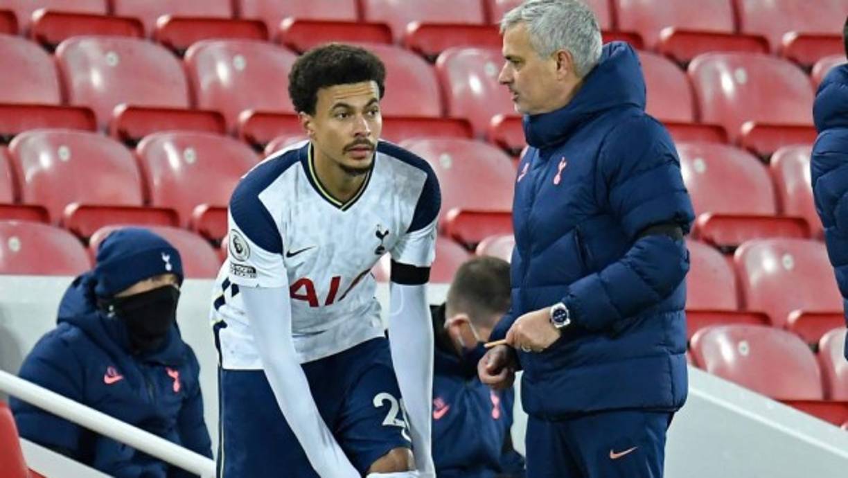 José Mourinho le cerró la puerta al PSG y e niega el capricho a Mauricio Pochettino. El técnico portugués indicó que del Tottenham no se mueve nadie, en referencia a Dele Alli, quien ha interesado al PSG. El entrenador argentino sigue esperando en París al jugador que pidió cuando aterrizó en el Parque de los Príncipes