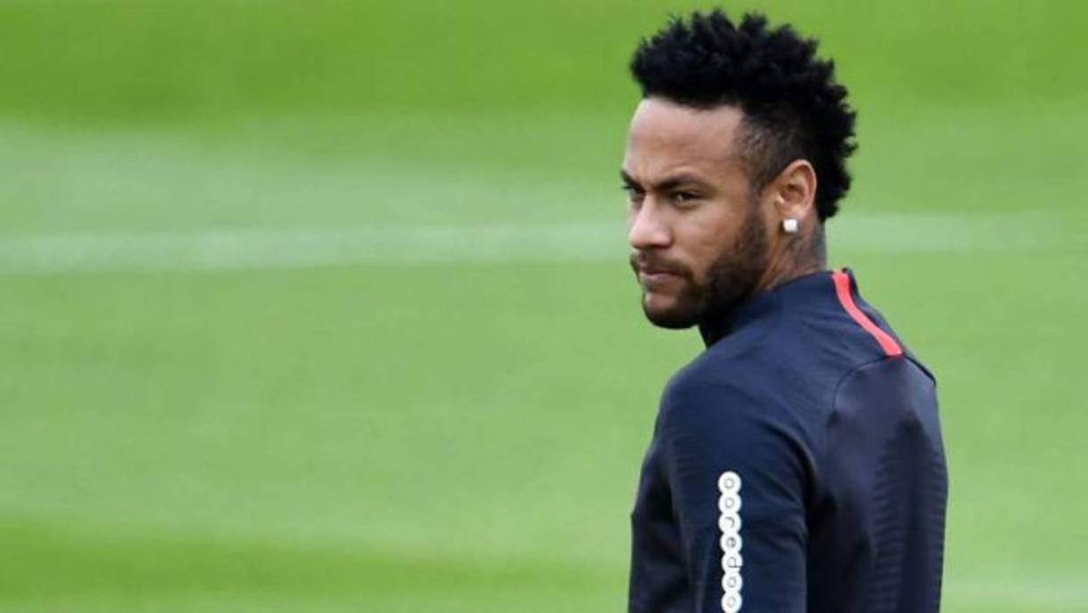 Neymar: El delantero brasileño señaló que seguirá en el París Saint Germain de Francia: 'Me quedo en el PSG la próxima temporada. Y con la ambición de intentar volver a jugar una final de la Champions League, pero esta vez para ganarla. Me gusta la idea de hacer todo para dejar mi nombre en los libros de historia de mi club', dijo.