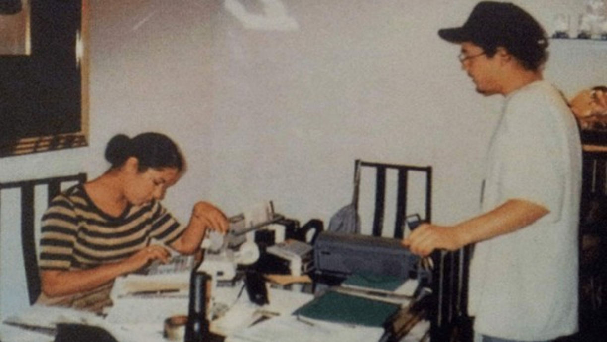 Medios internacionales aseguran que esta imagen en la que Selena sale junto a su esposo haciendo cuentas, es un día antes de su fallecimiento (30/03/1995), y estarían sacando cuentas de las irregularidades encontradas en su finazas para reclamarle a Yolanda.