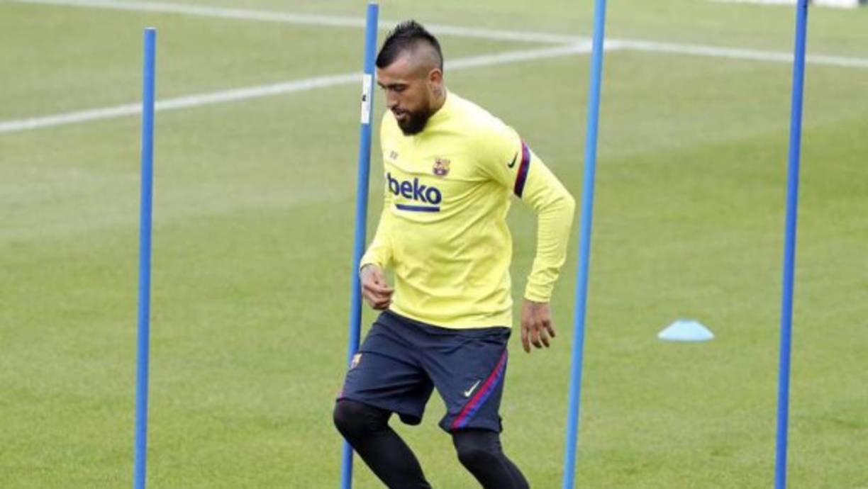 Arturo Vidal: El centrocampista chileno dejaría al Barcelona a cambio de 15 millones de euros.