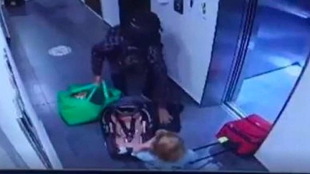 Al día siguiente, el acusado salió del hotel con sus hijos y cargando varias maletas. Regresó dos horas después al sitio sin los pequeños.