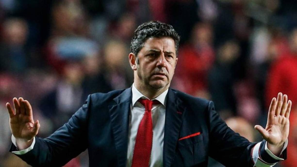 El Benfica hizo oficial la rescisión del contrato de Rui Vitória, técnico del primer equipo. El equipo iba cuarto en la clasificación y se tomó la decisión después de perder 2-0 ante el Portimonense.