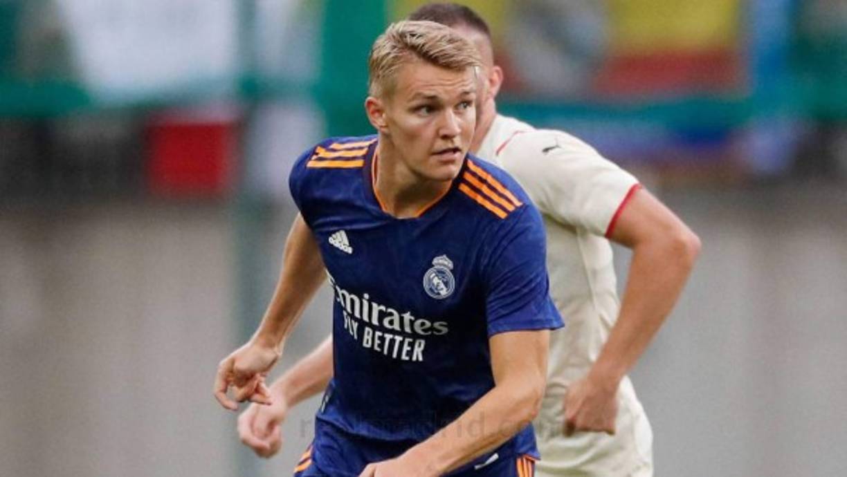 Martin Odegaard está cada vez más cerca de irse del Real Madrid y su destino será el Arsenal, donde ya jugó cedido en la pasada temporada. El entrenador de los blancos Carlo Ancelotti confirmó la situación del jugador noruego y le abre la puerta de salida.<br/><br/>“El hecho de la no inscripción no es una cuestión técnica, sino del momento porque no podemos inscribir a todo. La lista definitiva se da el 2 de septiembre. Odegaard lo ha hecho bien, he hablado con él, le he dicho que en el centro del campo hay mucha competencia, porque hay ocho jugadores muy importantes y no hay nada más“, comentó.