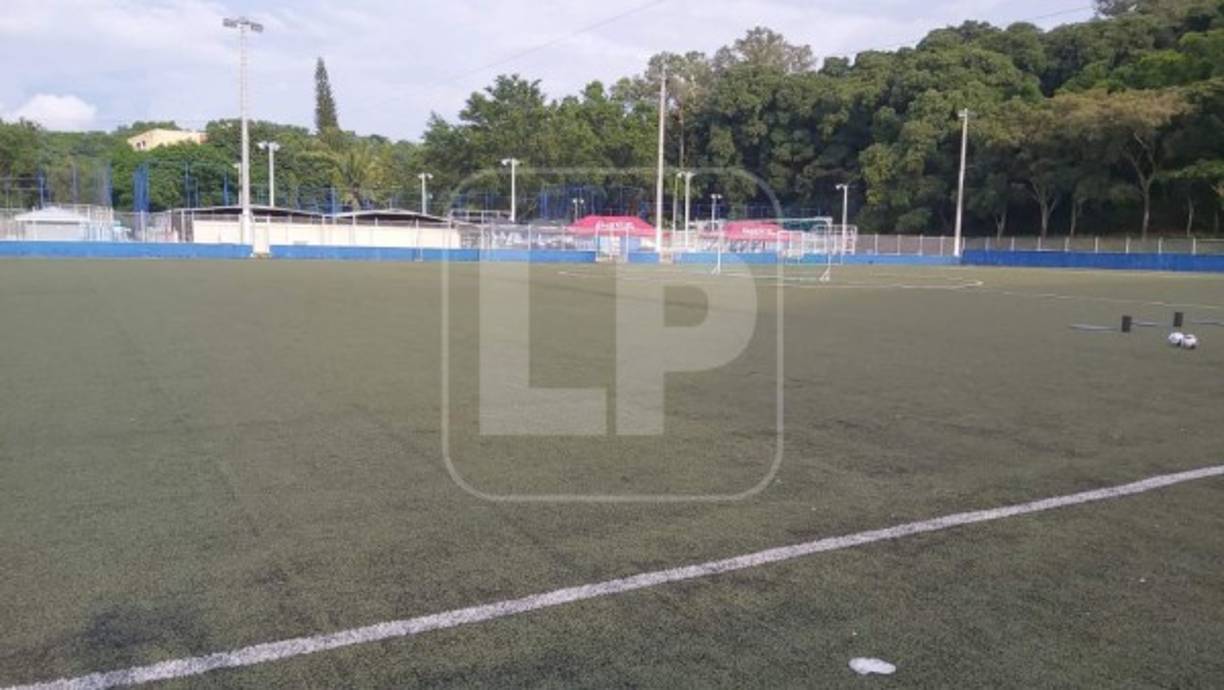 La selección hondureña primero realizó su entrenamiento en una cancha sintética a puertas cerradas en El Salvador.<br/><br/>