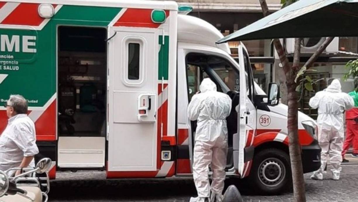 Por desacatar la cuarentena, el joven no solo ha perdido a su abuelo, sino que ahora puede enfrentar cargos por actuar contra la ley. Un agente de la Policía Federal Argentina fue a la clínia adonde se encuentra internado el joven y le leyó sus derechos.