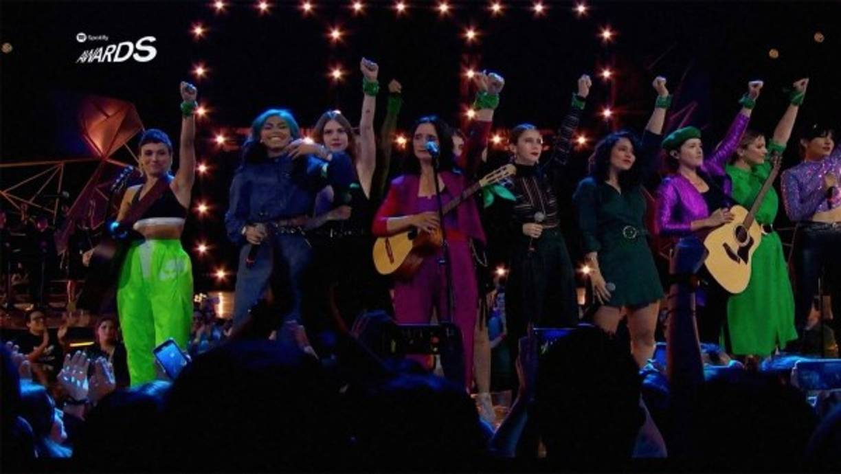 Venegas estrenó el tema la noche del jueves durante la ceremonia de los Spotify Awards en Ciudad de México, en un emotivo acto feminista en el que le acompañaron la mexicana Tessa Ia y las argentinas Daniela Spalla y Sol Pereyra, entre otras colegas.