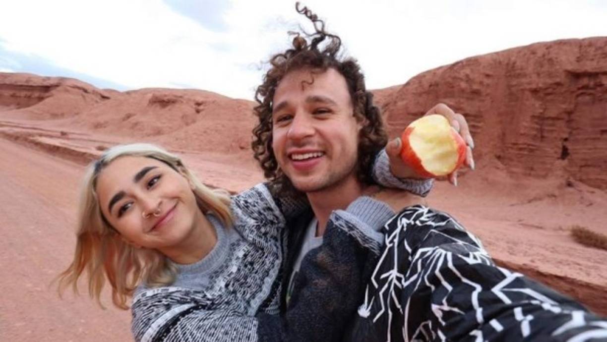'La Chule', expareja de Luisito Comunica, ha participado en varios videos junto a su hermana.