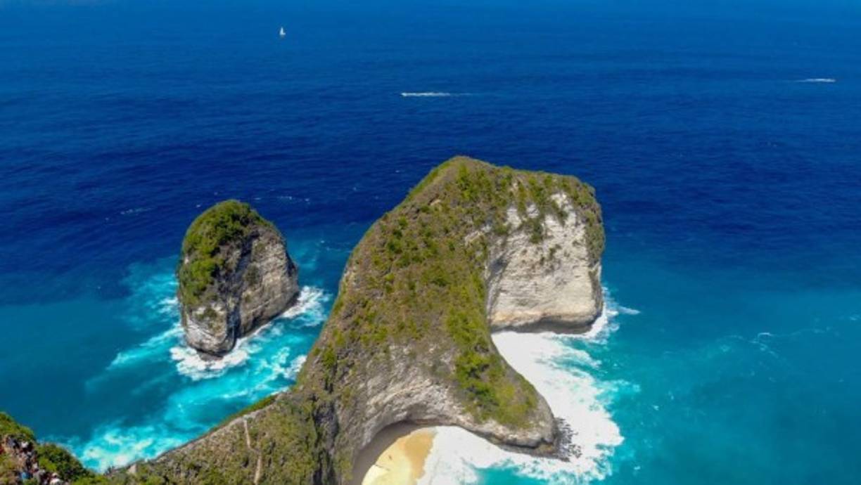 19. Kelingking Beach, Indonesia: Esta playa es uno de los destinos turísticos de moda en Bali gracias a sus aguas turquesas y los gigantescos acantilados.