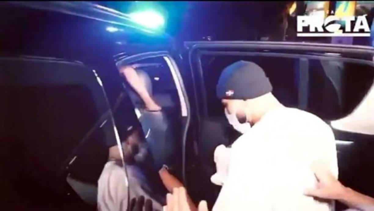 Con un gorro negro, una remera blanca y el barbijo, Gabigol ingresó rápidamente a un vehículo y se dirigió a la comisaría. Mientras entraba al automóvil una persona le preguntó si le había ido bien en “el juego de hoy”, a lo que respondió “No, hermano”.