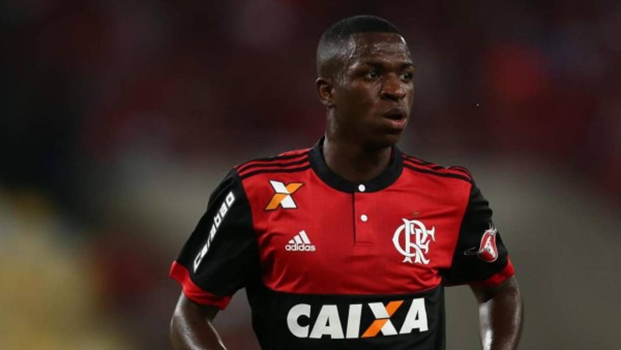 La llegada de Vinicius Junior al Real Madrid está clara, pero el momento de dar el paso y el salto a Europa se está convirtiendo en un quebradero de cabeza para el jovencísimo atacante brasileño. A pesar de la voluntad del vigente campeón del mundo de reclutarle este verano, el jugador aún sueña con ganar la Copa Libertadores con su actual club, el Flamengo, y por tanto completar el año 2018 vistiendo sus colores. 'No hemos decidido nada todavía.Estoy de vacaciones desde hace sólo tres días. Vamos a pensar en eso sólo cuando empiece el año. Pretendo quedarme hasta el final del año 2018. Después de que conquiste la Libertadores,puedo ir a jugar tranquilo a otro club –el Real Madrid', aseguró.