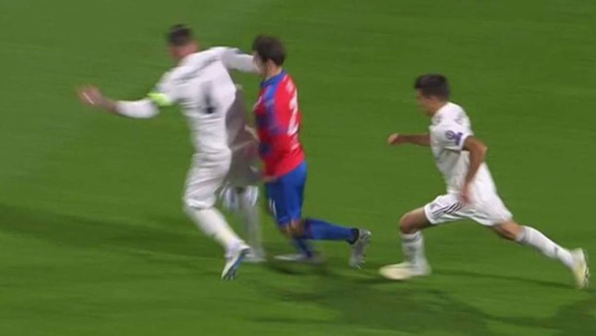 Sergio Ramos se salvó de ser expulsado por este codazo que le propinó al jugador Milan Havel del Viktoria Plzen. Foto Twitter
