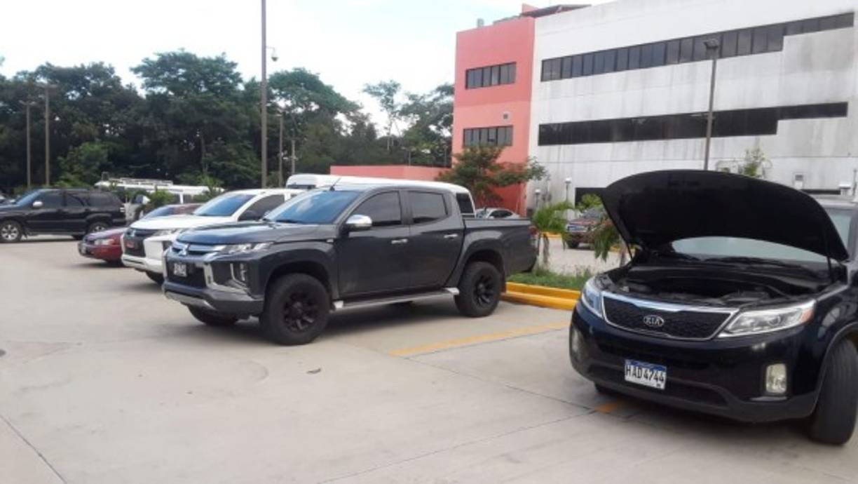 Les decomisaron un maletín con un total de 500,000 lempiras en efectivo, una camioneta Sorento con placas HAD-4744, una camioneta Explorer con placas HAZ-5733 y un pickup modelo L200 con placas HAE-7546.