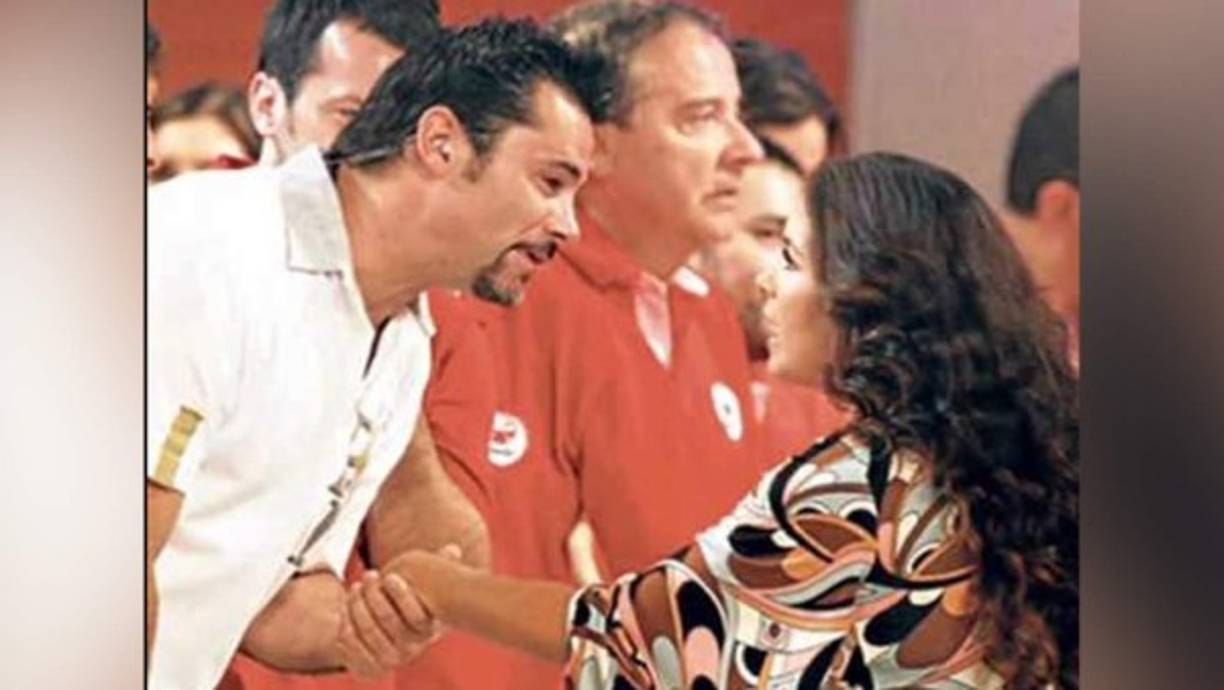 Otro de sus romances, fue con el presentador chileno Felipe Camiroaga. El click de la pareja surgió cuando la cantante fue jurado del Festival de la Canción de Viña del Mar en 1992.