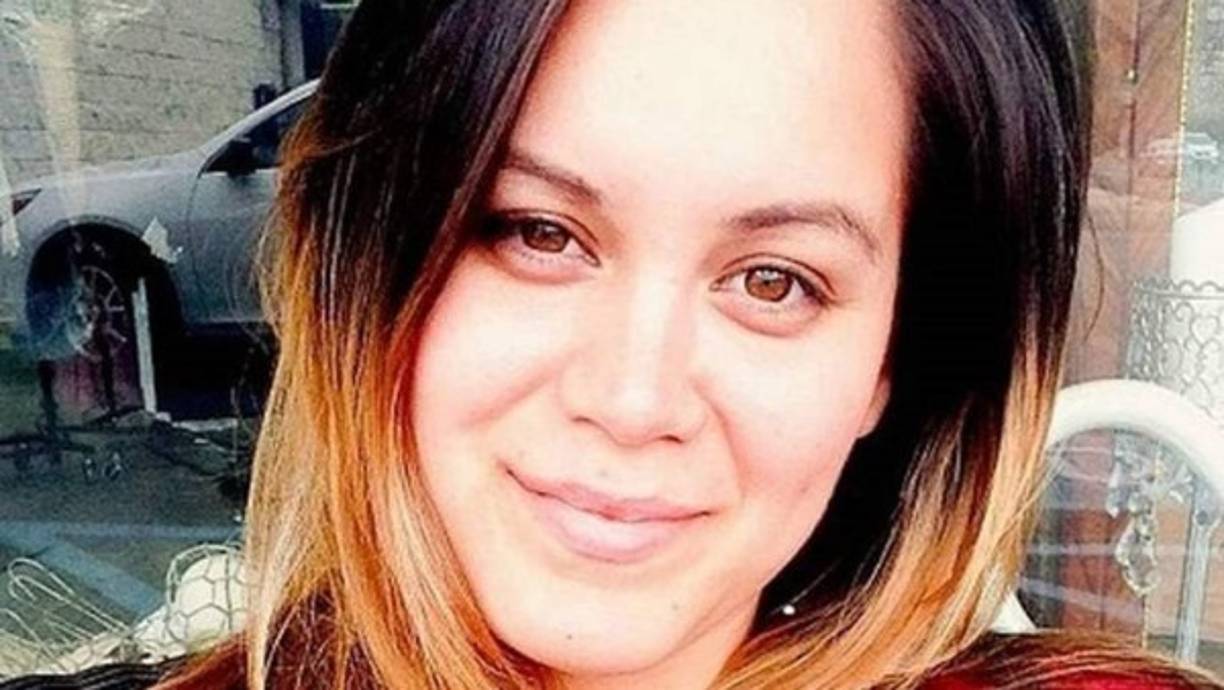 Su hija había escapado en su vehículo pero fue detenida por la policía y acusada de apuñalar a sus tres hijos menores.