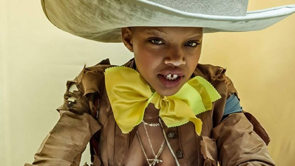 Reinterpretan el cuento de Lewis Carroll (1865) un elenco de actores: Lupita Nyong’o, Whoopi Goldberg, Sasha Lane, Djimon Hounsou y la drag queen RuPaul; modelos: Duckie Thot, Naomi Campbell, Adut Akech, Adwoa Aboah, Alpha Dia, King Owusu, Slick Woods, Thando Hopa y Wilson Oryema; cantantes: Puff Daddy y Lil Yachty; la estilista y diseñadora Zoe Bedeaux y Jaha Dukureh, activista gambiana por los derechos de las mujeres.