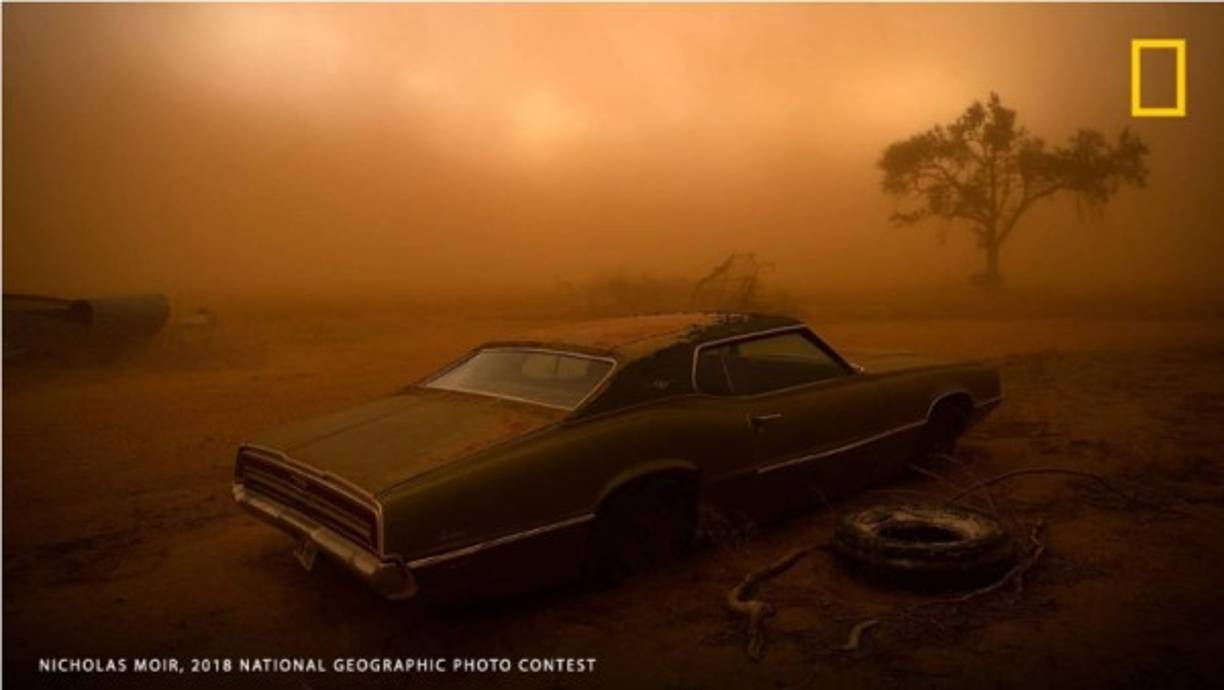 Un Thunderbird bajo el Polvo: Un Ford Thunderbird oxidado descansa cubierto por el polvo rojo de una supertormenta de arena en Ralls, Texas. Los campos secos y arados del Panhandle de Texas fueron una presa fácil para la tormenta, que con vientos de más de 90 kilómetros por hora, es capaz de rasgar con suma facilidad la capa superior del suelo y depositarla a cientos de kilómetros al sur.