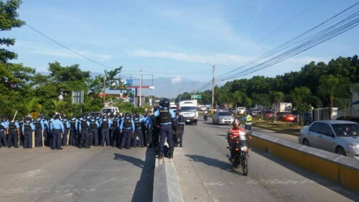 La Policía Nacional resguardó las casetas de peaje por lo que los grupos de protestantes no lograron bloquear el paso de vehículos.