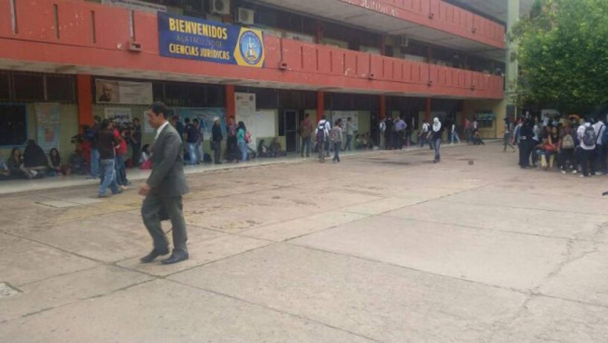 El edificio de la Unah fue tomado por estudiantes universitarios que piden la renuncia de la rectora Julieta Castellanos.