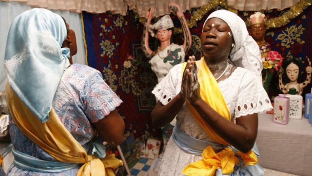 Semana Santa, con los capuchones y las procesiones, o que algunas personas recorran de rodillas el camino a la iglesia es cosa de otro mundo en Ghana.