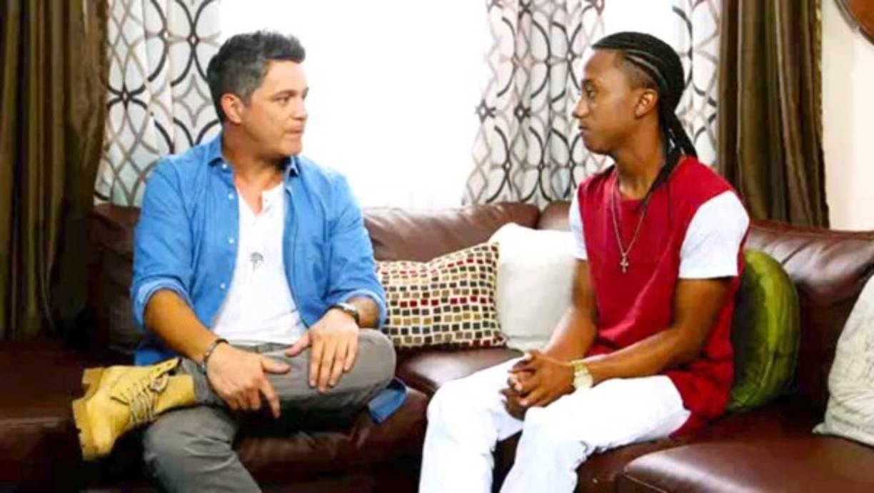 Pero antes de darle la noticia. Alejandro le pidió a Aaron que no dejara nunca la música.