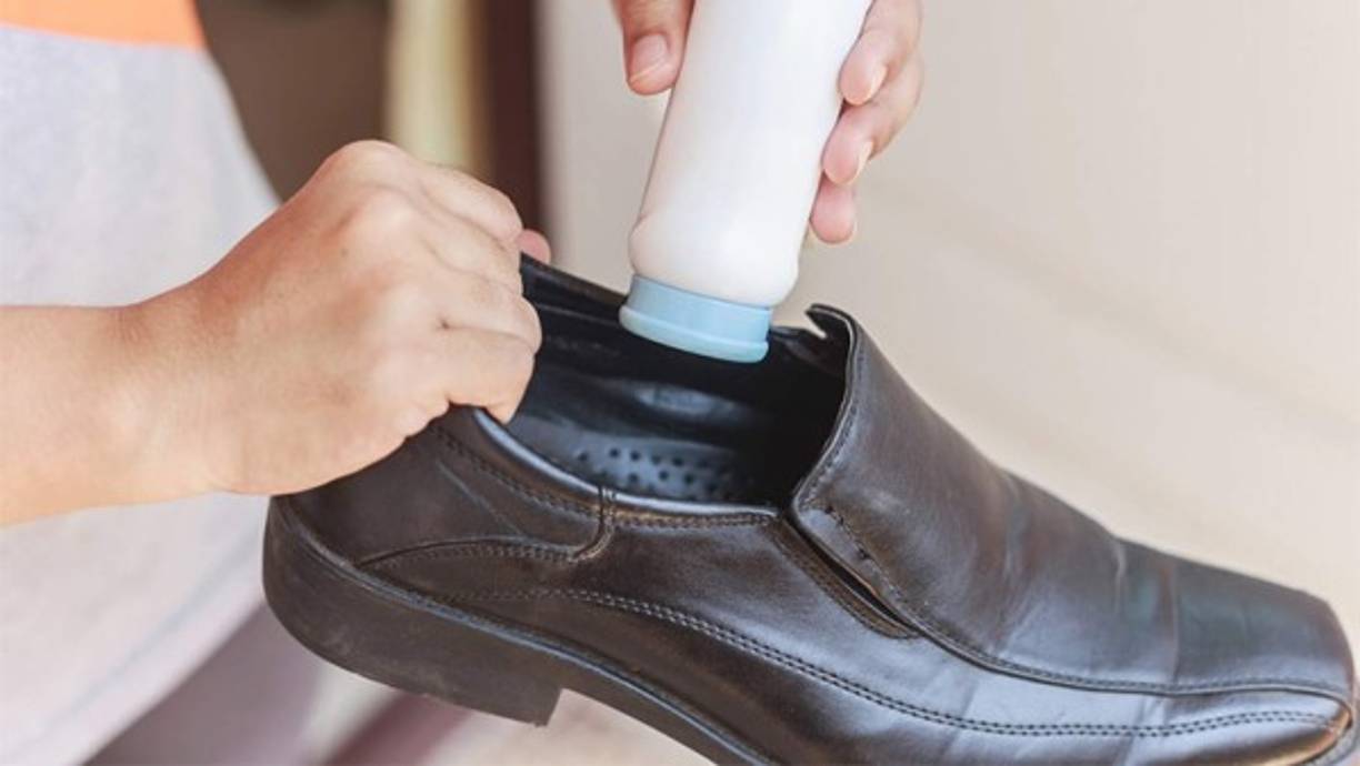 Agrega bicarbonato de sodio en tus zapatos y déjalos reposar durante la noche. A la mañana siguiente no habrá ni un rastro de mal olor.