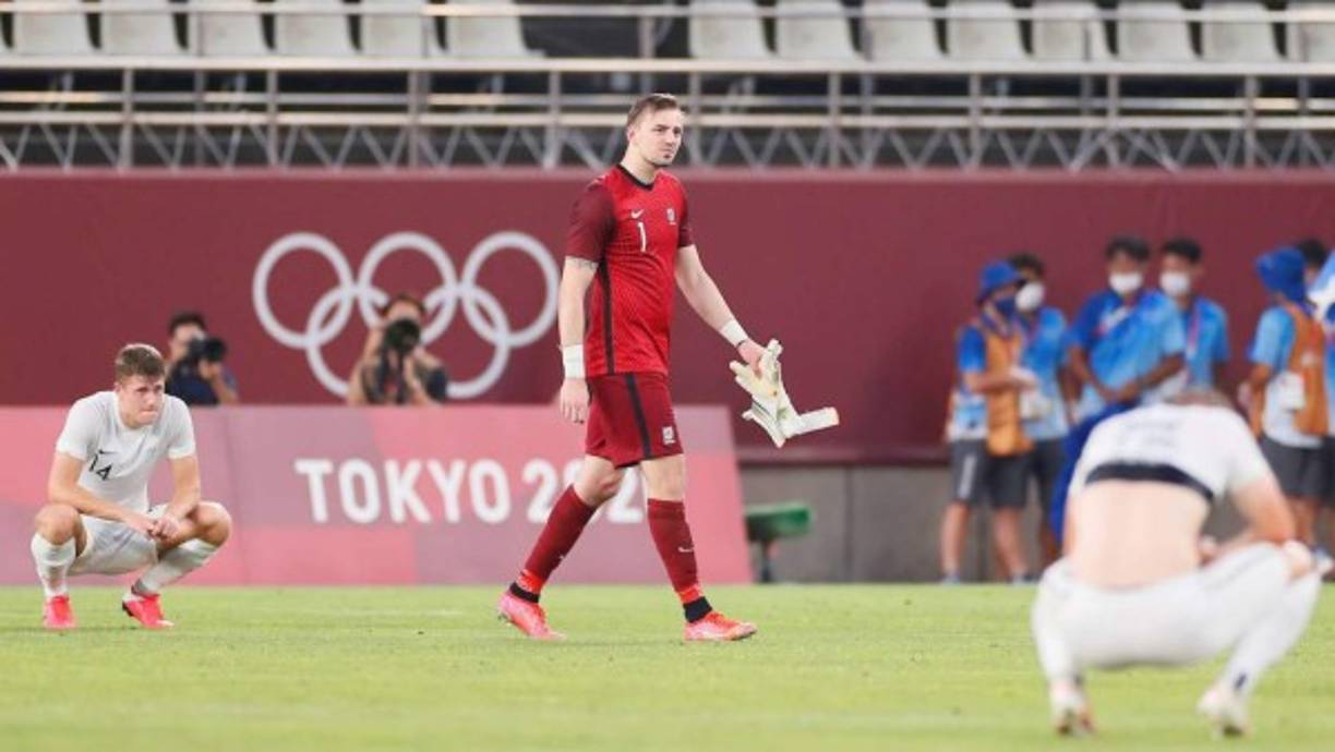 Los jugadores de Nueva Zelanda quedaron abatidos por la derrota.