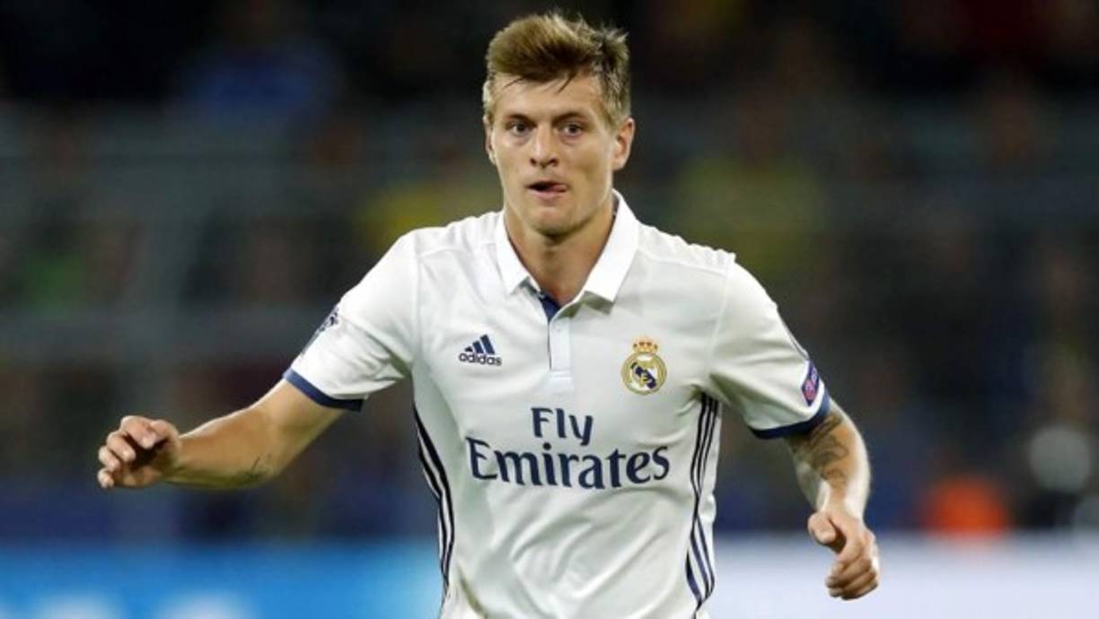 Toni Kroos es uno de los jugadores del Real Madrid que acumulan más pretendientes y de hecho, la Juventus de Turín estaría tan interesada en él que estarían dispuestos a hacer una 'locura' al nivel de la de Gonzalo Higuaín el pasado verano. El mediocentro germano aparece en la lista de futuribles que baraja Beppe Marotta, gerente de la Juve, para reforzar el centro del campo del conjunto bianconero.