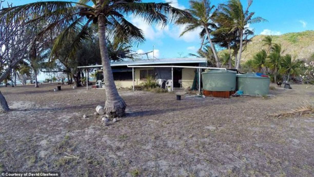 Con la promesa de desarrollar un polo turístico que nunca se materializó, Glasheen consiguió que le concedieran un tercio de la isla, y allí vive desde hace 23 años.