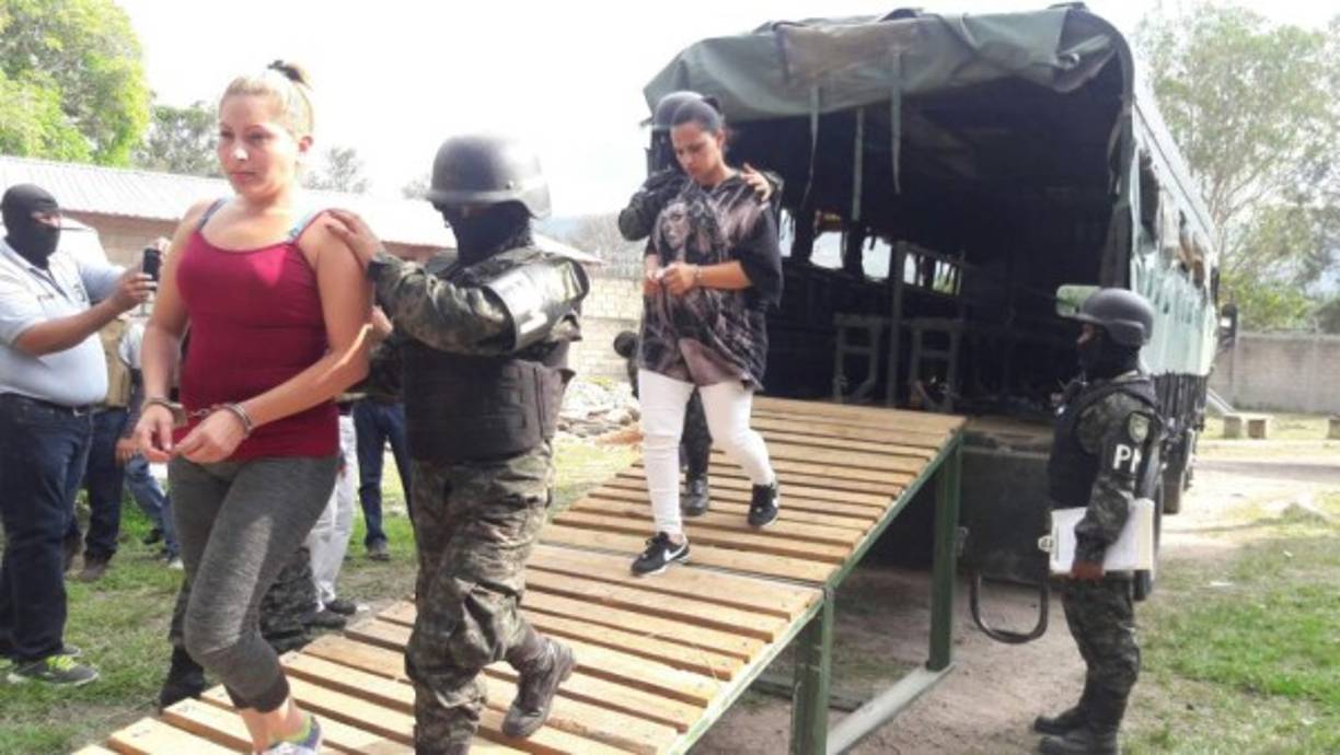 Las reclusas fueron trasladadas hasta el Cefas en tres convoy militares.