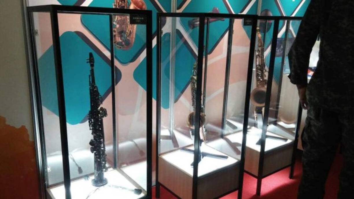 La exhibición dentro del barco incluye instrumentos musicales.