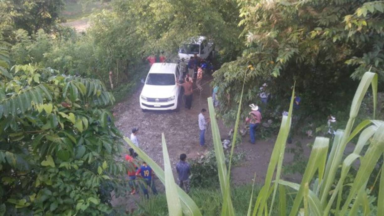 Los vehículos que intentaron cruzar por la zona montañosa también fueron bloqueados por pobladores.