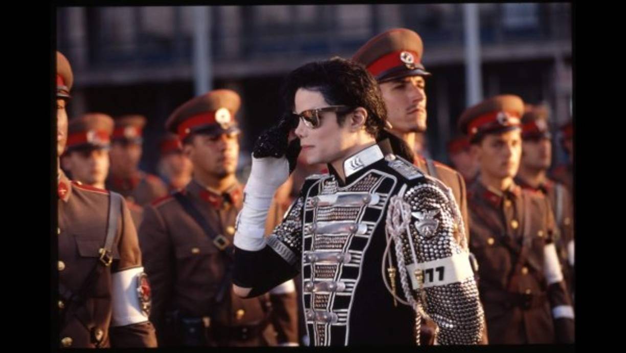 12. Apoyado por una campaña publicitaria sin precedentes y otra gira mundial en 1996-1997, HIStory acabó siendo el disco doble más vendido de la historia.<br/><br/>13. La policía de Santa Bárbara emitió una orden de busca y captura contra él por un presunto delito de abusos sexuales a menores; Michael Jackson se entregó a las autoridades el 20 de noviembre de 2003, y, pese a la gravedad de la denuncia, quedó en libertad provisional.