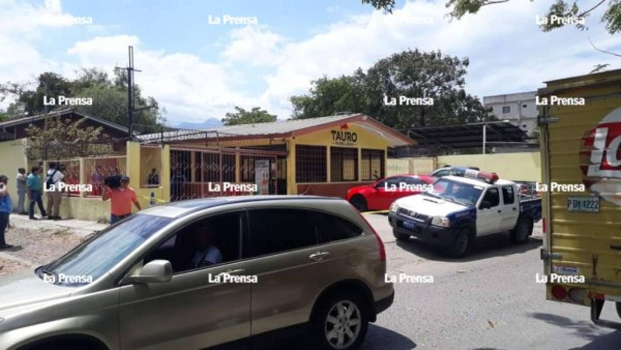 Las autoridades de la Policía Nacional llegaron al lugar para hacer las averiguaciones del caso, de forma preliminar se maneja que el crimen se trata de un ajuste de cuentas.