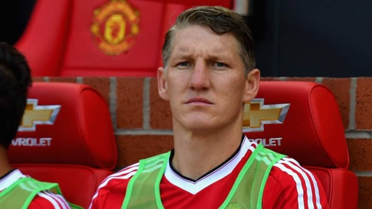 A día de hoy, según ‘The Sun’, el equipo mejor colocado para hacerse con el futbolista alemán del Manchester United, Bastian Schweinsteiger, es la Juventus de Turín, que en las últimas horas ha incrementado su interés por éste. No obstante, no es el único destino, ya que la MLS norteamericana también está intentando atraer al bueno de Bastian hacia los Estados Unidos. Según informa el diario inglés The Sun, el Manchester United estaría dispuesto a pagar alrededor de 11 millones de euros a Schweinsteiger para que abandone la disciplina del club. Los red devils creen esta es la única manera de que el jugador abandone la entidad red.