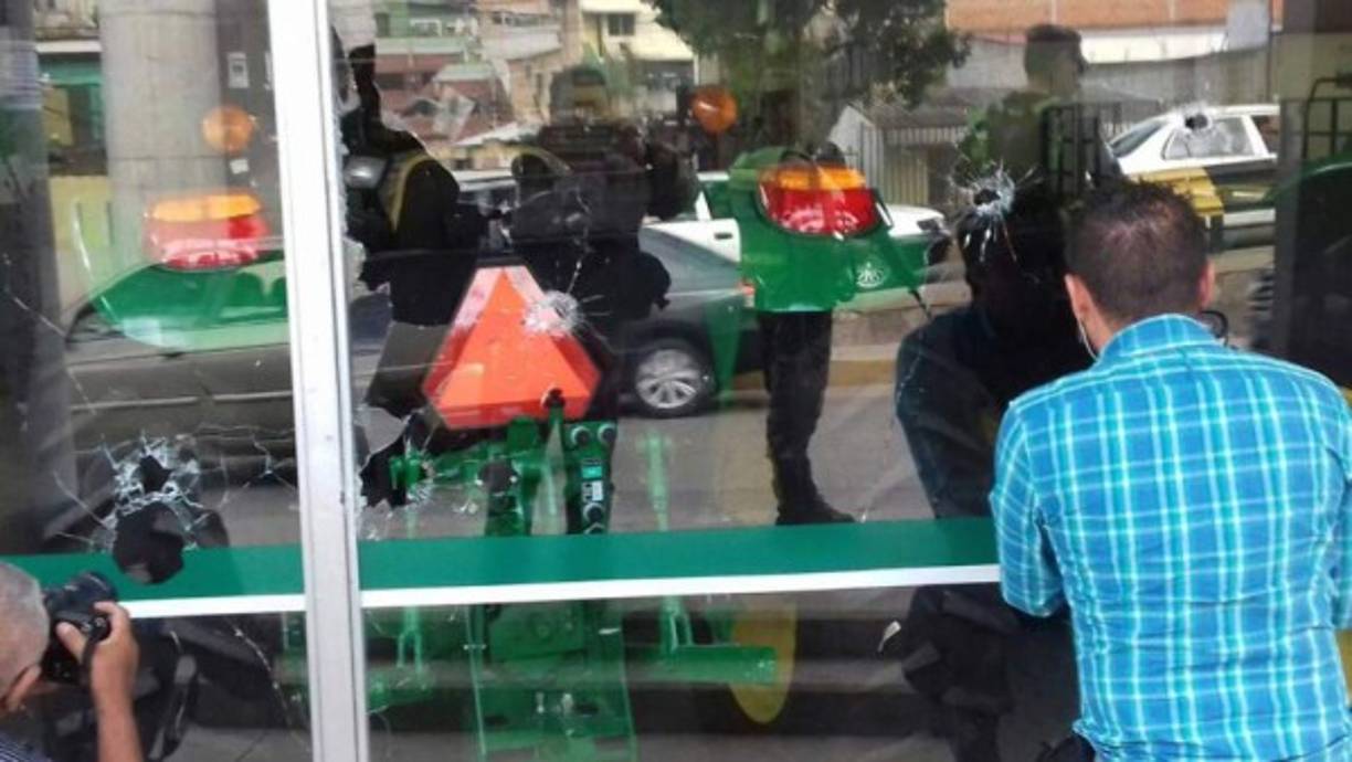 Una prestigiosa empresa de venta de equipo pesado fue tiroteada este jueves en la colonia Las Brisas de Comayagüela, ciudad gemela de Tegucigalpa, capital de Honduras, sin que hasta el momento se conozcan mayores detalles. Se conoció que la empresa tiroteada es la compañía Camosa (Camiones y Motores S.A.) Un medio de comunicación capitalino informó que un sujeto armado caminó hasta esa zona, se paró frente a una vitrina del local y desenfundó su arma. En la escena quedaron pedazos de vidrio y un sobre tamaño carta en donde se supone puede haber un mensaje de extorsión.