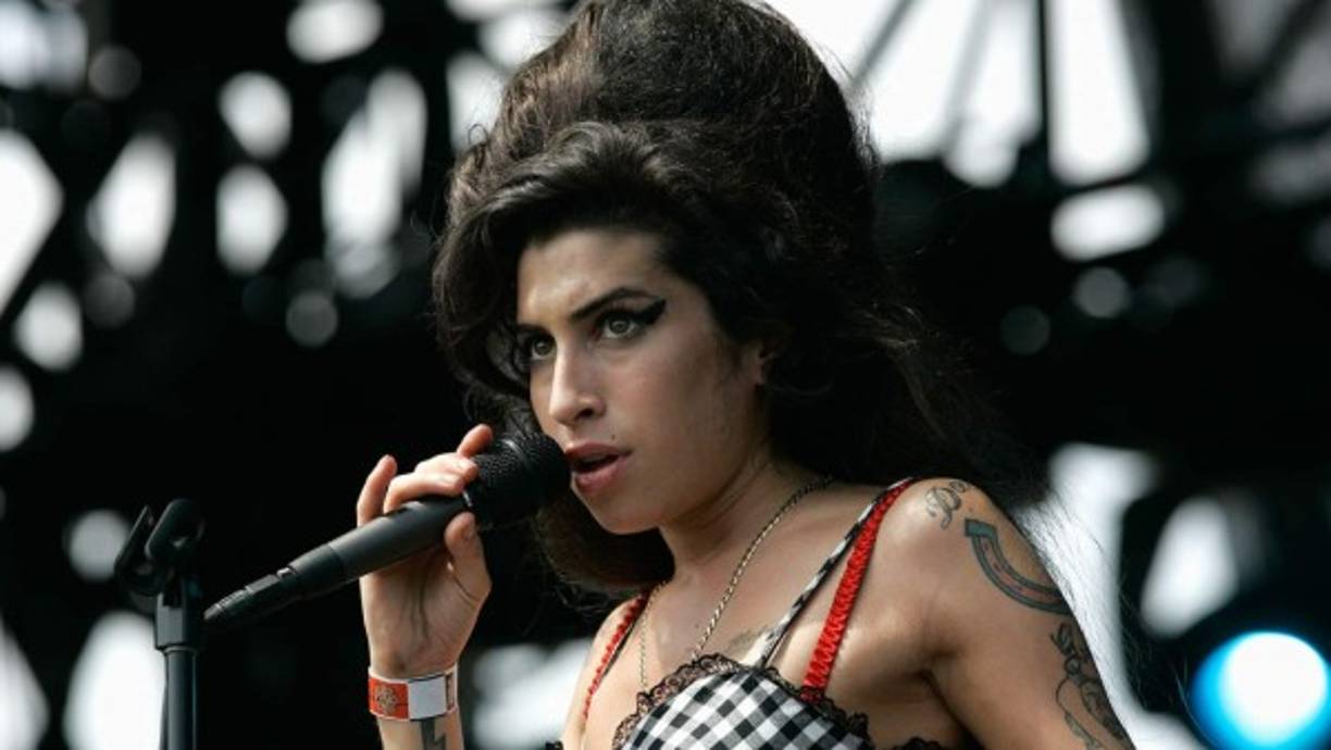 En junio del 2011, de hecho, Amy realizó en Belgrado, Serbia, un concierto que fue catalogado por sus propios seguidores como «el peor concierto jamás visto», al encontrarse en el escenario completamente ebria. Las críticas fueron tan furibundas que la artista canceló el resto de las presentaciones, regresando a Inglaterra antes de lo previsto. <br/><br/>Debido a su alcoholismo se temía lo peor y así ocurrió. El 23 de julio de 2011 la artista de 27 años fue encontrada muerta en su departamento de Londres, después de sufrir un colapso alcohólico. Según la autopsia, Winehouse falleció después de ingerir una cantidad muy excesiva de alcohol, en concreto 416 mg de alcohol por decilitro de sangre (416 mg/dl). El patólogo que realizó el examen post mortem afirmó que 350 mg/dl ya era considerado un nivel fatal, es decir, que implicaba la muerte.<br/>