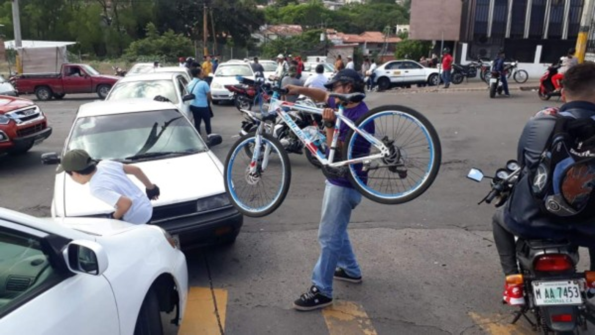 Varias personas fueron vistas cargando bicicletas alrededor de las tomas de calles.