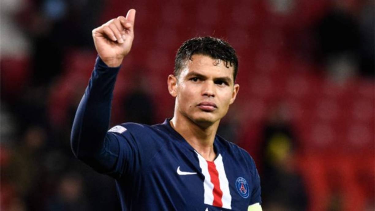 El brasileño Thiago Silva acaba contrato co el PSG el 30 de junio y ya se conoce que no va a renovar por lo que se convertirá en agente libre a partir del 1 de julio. Muchos son los equipos que se han interesado por el central pero tres clubes de la Premier son los que más posibilidades tienen de incorporarlo. Se trata del Arsenal, el Tottenham y el Everton.<br/><br/>Según 'Daily Express' este último equipo le pretende ya que su técnico, Carlo Ancelotti, ya lo tuvo a sus órdenes en el PSG. El Tottenham, por su parte, le quiere como recambio de Jan Vertonghen y el Arsenal para reforzar su línea defensiva.