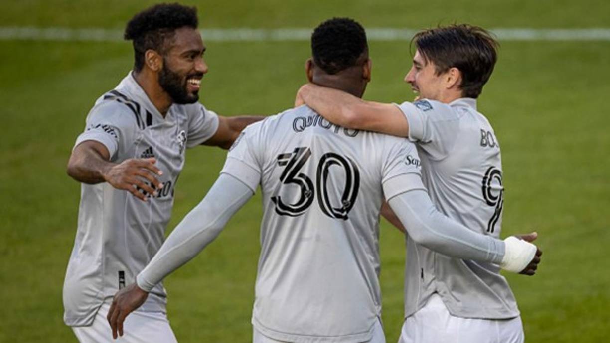 Quioto es felicitado por sus compañeros tras el gol.