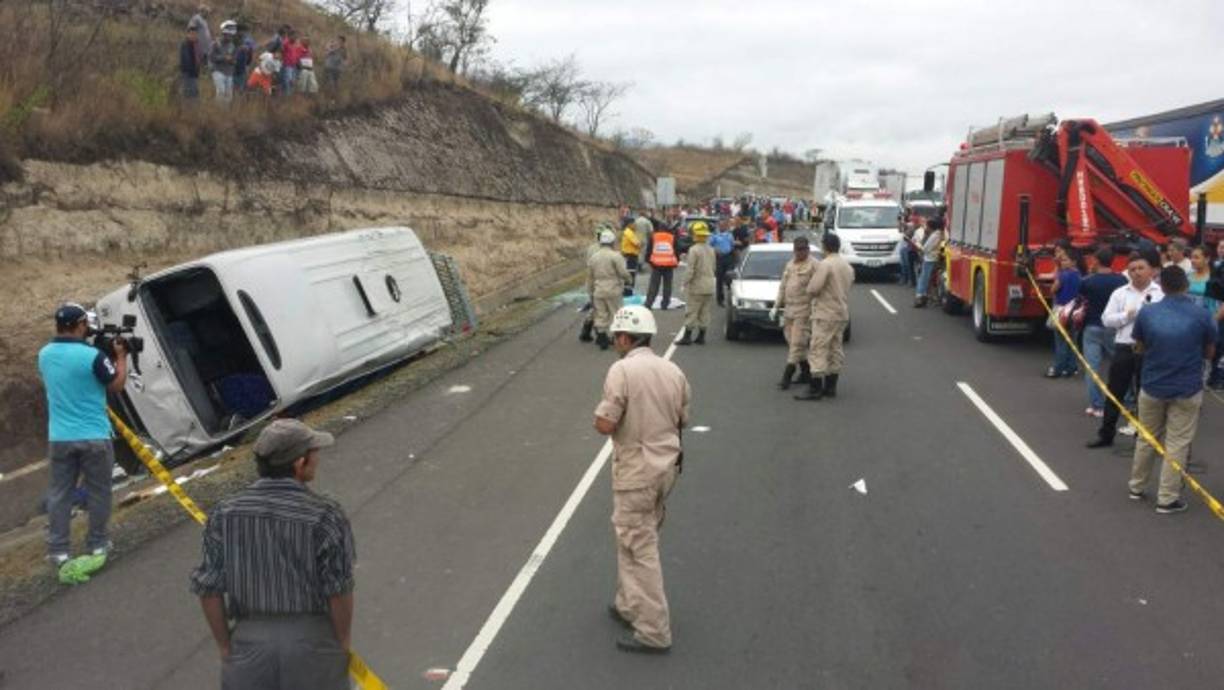 Una mujer paramérico, que asistía a los heridos de un accidente previo; un policía de tránsito que se bajó para reportar el hecho al 911, un profesor y una cuarta víctima, fueron atropellados por un microbús que se tiró en contra vía.