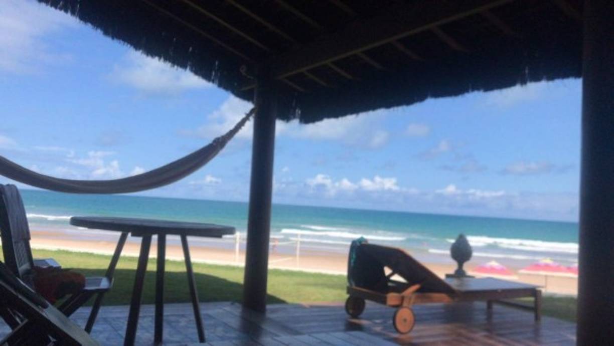 3. Playa Hermosa - Santa Teresa, Costa Rica<br/><br/>Playa hermosa es una de las más populares playas turísticas de Costa Rica. Posee un litoral magnífico con arena blanca que presentan condiciones ideales para practicar el surf.<br/><br/>El bosque se extiende hasta el borde de la playa y no hay todavía edificios de gran altura.