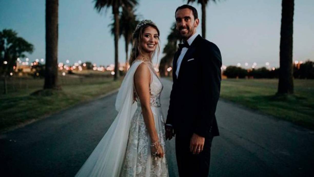 Los invitados, que ingresaron por un camino de palmeras iluminado, aguardaron a los novios en la nave central de la iglesia en la que se celebró la ceremonia, que una vez concluida dio paso a una espectacular fiesta, organizada por Cecilia Eriksson, esposa del exfutbolista Sebastián Eguren.