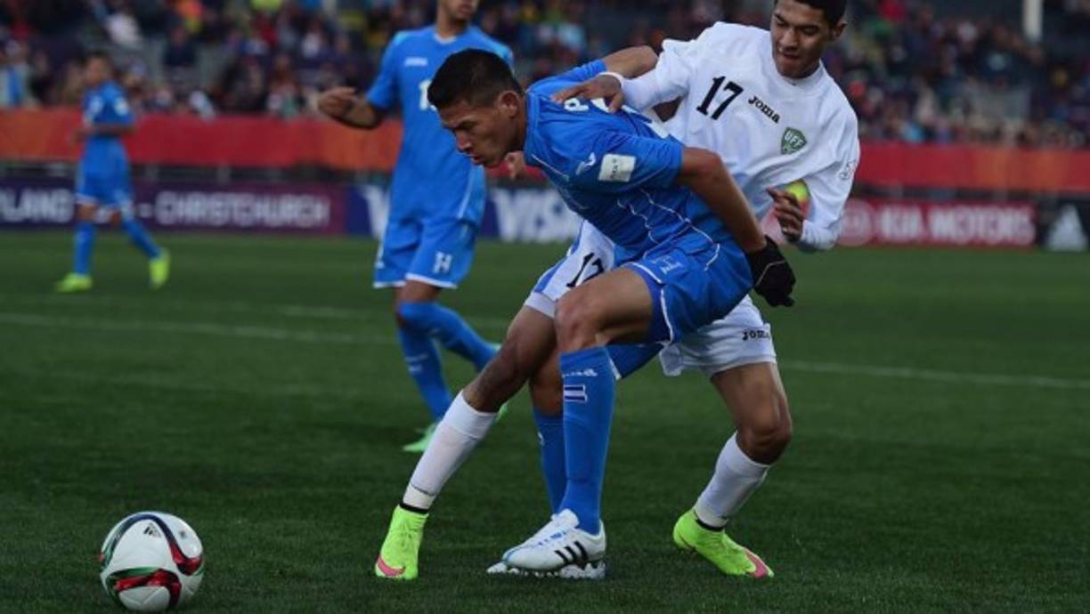 Jhonatan Paz protege el balón ante la marca de Dostonbek Khamdamov.