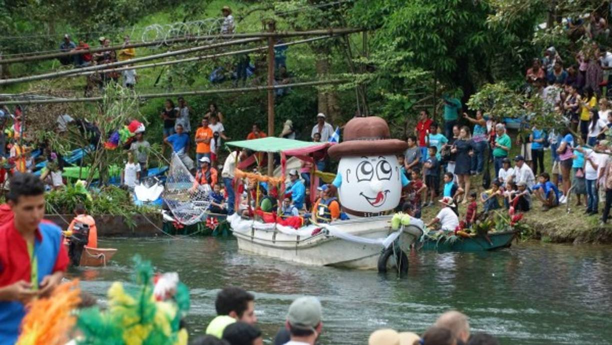 Empresas locales se unieron al desfile acuático.