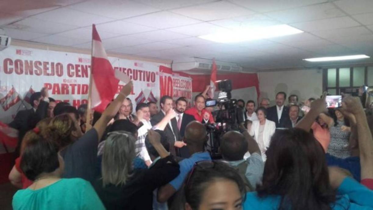 La dirigencia del Partido Liberal se pronunció este miércoles en contra de reglamentar la reelección presidencial en Honduras. 'Ningún diputado liberal y ningún liberal se va a prestar a reglamentar la reelección en este país', dijo Mauricio Villeda, presidente del Consejo Central Ejecutivo. 'Estamos de acuerdo en que no debe haber reelección, estamos de acuerdo en que hubo un abuso de parte de la Sala de lo Constitucional (Corte Suprema de Justicia) cuando declaró inaplicable un artículo constitucional que prohíbe que cualquiera que haya ejercido la Presidencial pueda volver a ostentar este cargo. No estamos de acuerdo en violar la Constitución', afirmó Villeva.