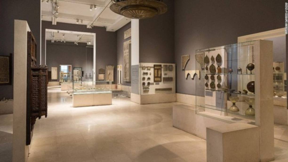 Museo de Arte Islámico, Egipto — Es el hogar de una de las colecciones de arte más grandes del mundo, con más de 100.000 piezas que cubren la totalidad de la historia islámica. Este sitio de El Cairo fue construido en 1881 y el museo recientemente se sometió a una multimillonaria renovación de ocho millones de dólares. Poco después de la reapertura, un coche bomba dirigido a un edificio cercano de la Policía causó un daño catastrófico.