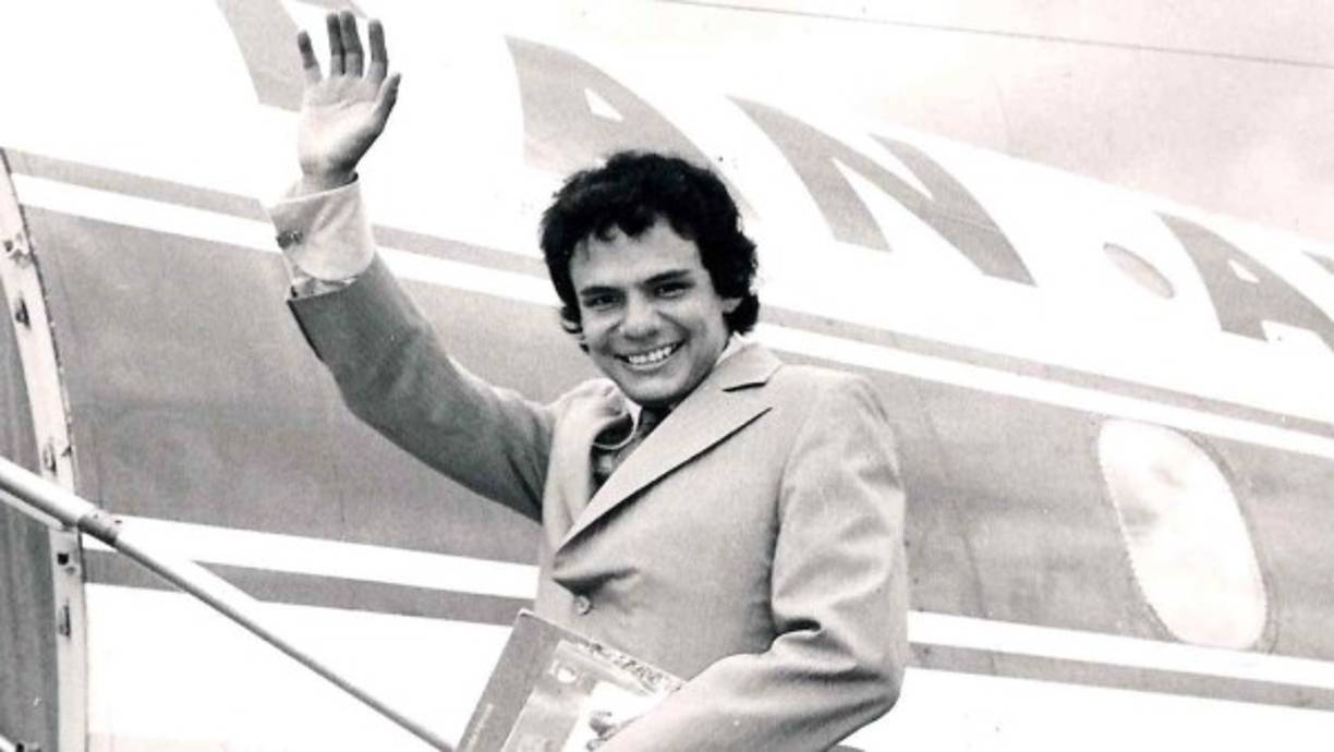 José José, nunca llevó una formación musical profesional en ninguna clase de conservatorio, lo que lo califica como un cantautor puramente empírico. Un talento magistral.