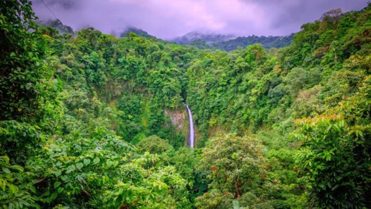 3. La Fortuna de San Carlos - Costa Rica<br/><br/><br/>La Fortuna es un pequeño pueblo de Costa Rica, situado al noroeste de la capital, San José. Es famoso porque sirve de entrada al parque nacional Volcán Arenal, que alberga dos volcanes.