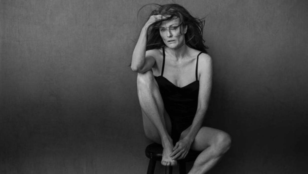 El famoso almanaque vuelve a desterrar los desnudos de sus páginas y los meses los protagonizan reconocias actrices de Hollywood fotografiadas por Peter Lindbergh.<br/>